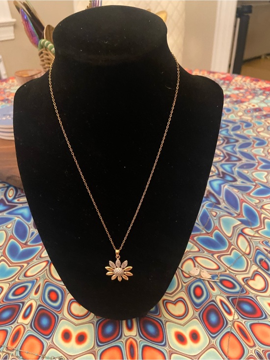 Jewelry - Gold Daisy Pendant Necklace - Women Jewelry